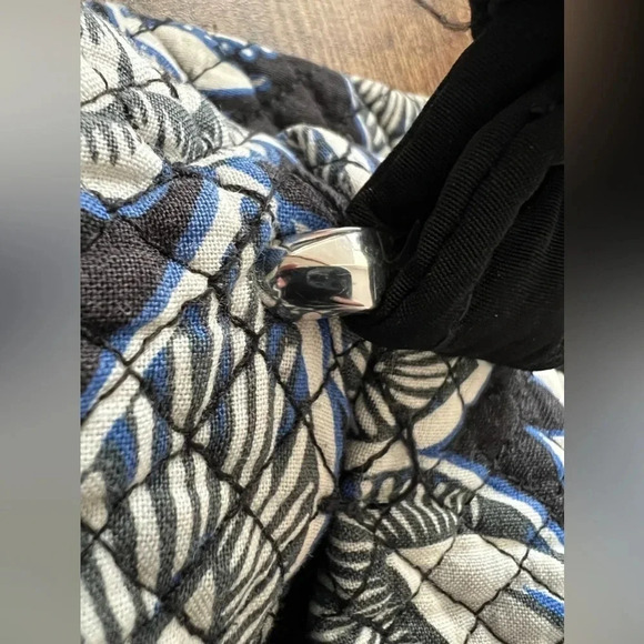 RETIRED: Vera Bradley | ladies Snow Lotus Hadley on the go shoulder handbag.​ - Picture 16 of 16